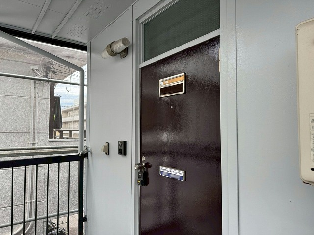 アパート玄関ドア塗装工事の施工完了状況