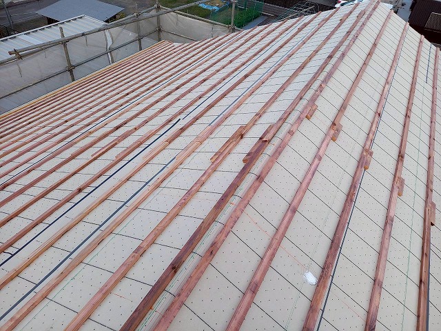 屋根葺き替え工事の瓦残取り付けが完了