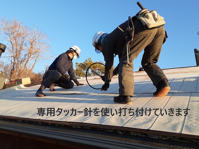 屋根リフォームは防水シート張り付けて