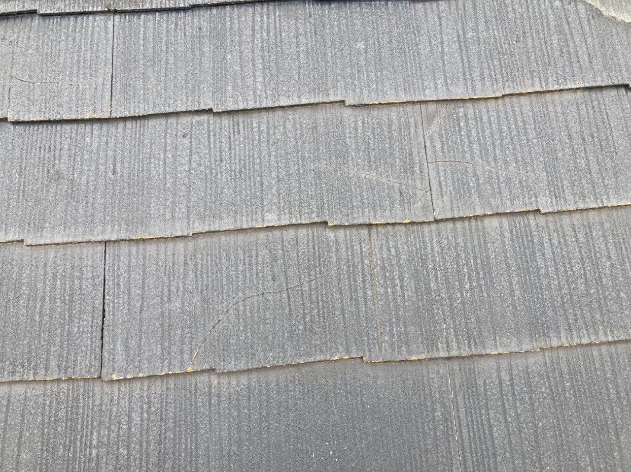 スレートのひび割れ劣化