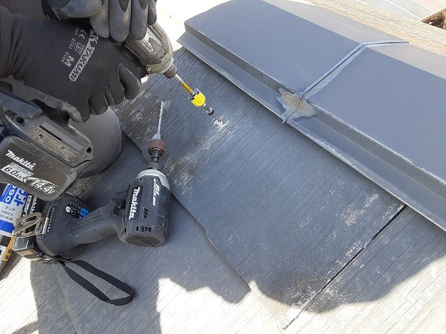 パッキン付きビスでコロニアル屋根材を固定