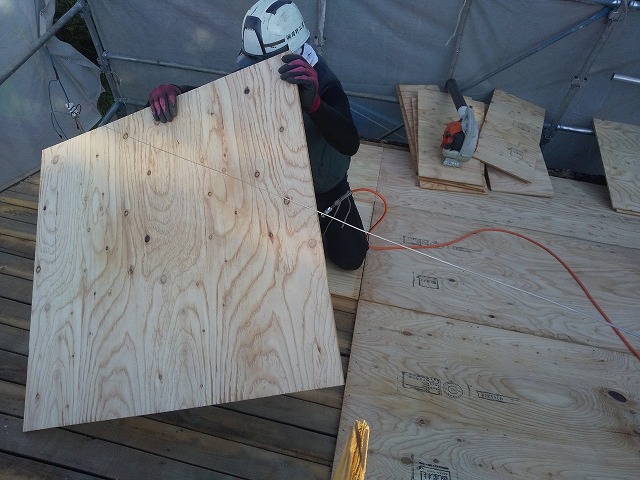 ラーチ合板の貼り付け作業