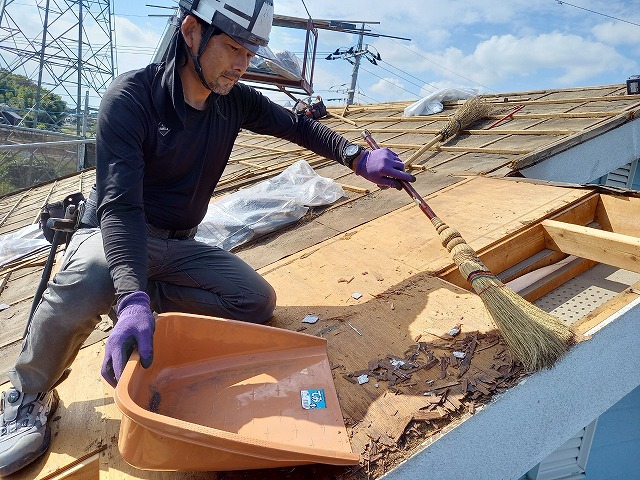 屋根下地腐食箇所の清掃