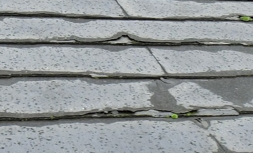 経年劣化による屋根材