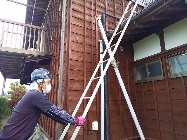 蔵屋根に梯子を掛けている様子 蔵屋根修繕工事