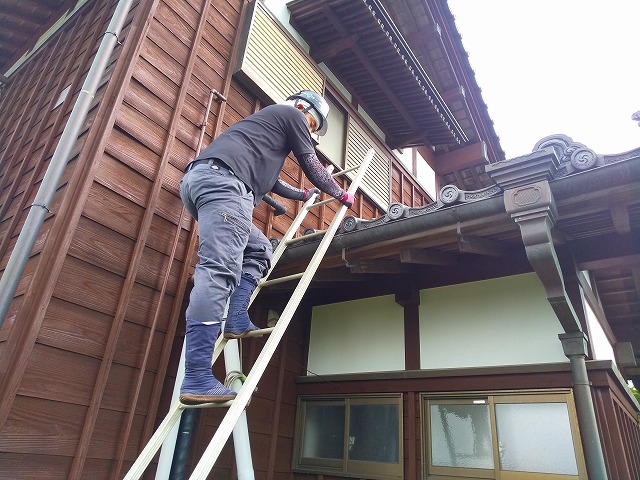 蔵屋根に梯子を掛け上っている様子 蔵屋根修繕工事