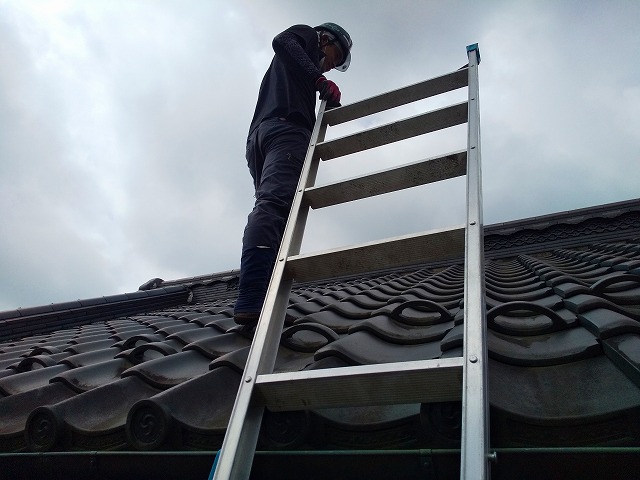 梯子を上った様子 蔵屋根修繕工事