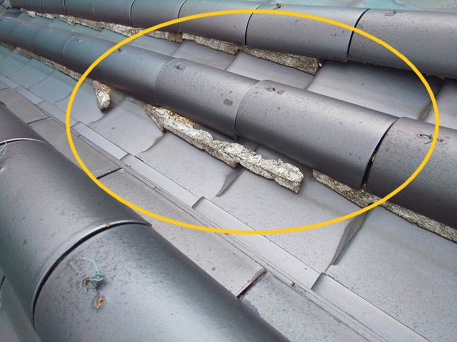 瓦のずれ込み屋根漆喰の剝がれ落ち