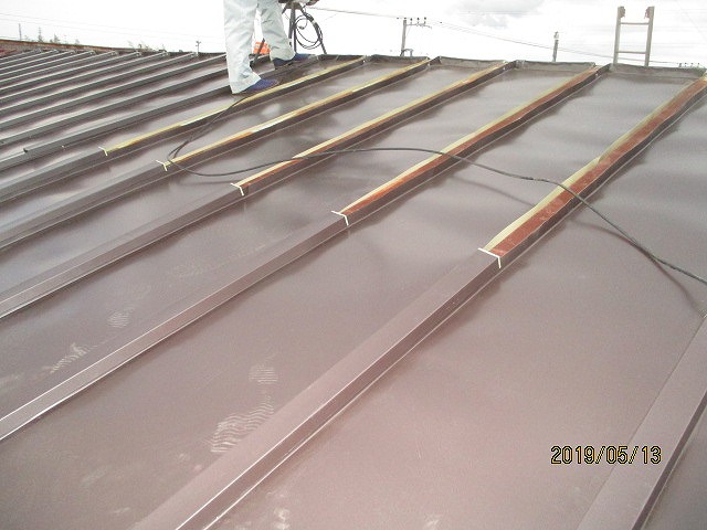 瓦棒屋根のカバー工法に依る