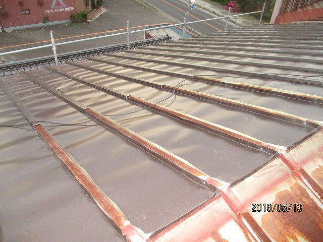 瓦棒屋根のカバー工法に依る