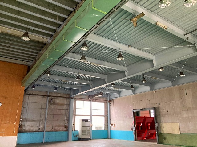 塗装完了の鉄骨天井の様子