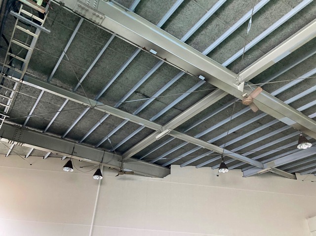 塗装完了の鉄骨天井