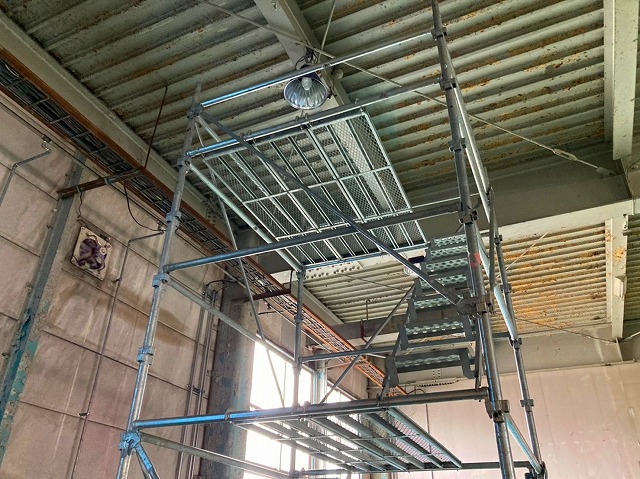 ローリングタワーを使用してのケレン作業