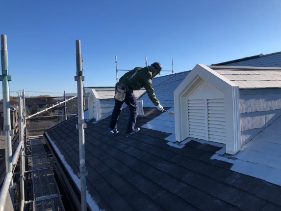 アパート屋根塗装中塗り