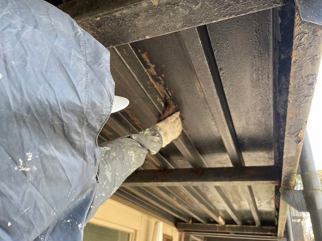 階段の下のサビ落とし