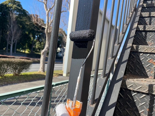 ローラーを使い塗装工事