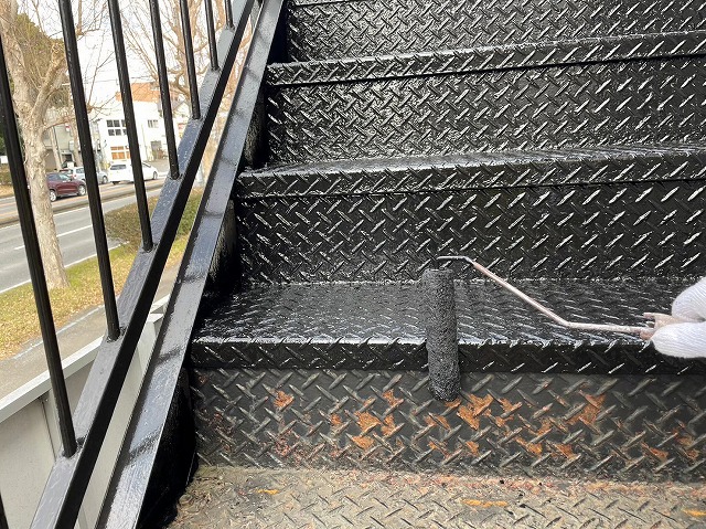 階段付近の下塗り塗装