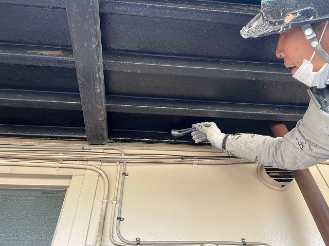 刷毛で下塗り塗装