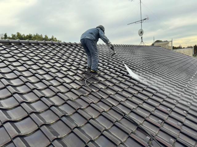 釉薬瓦の洗浄作業