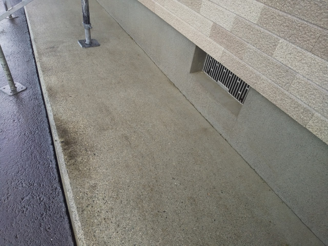 犬走り高圧洗浄作業後