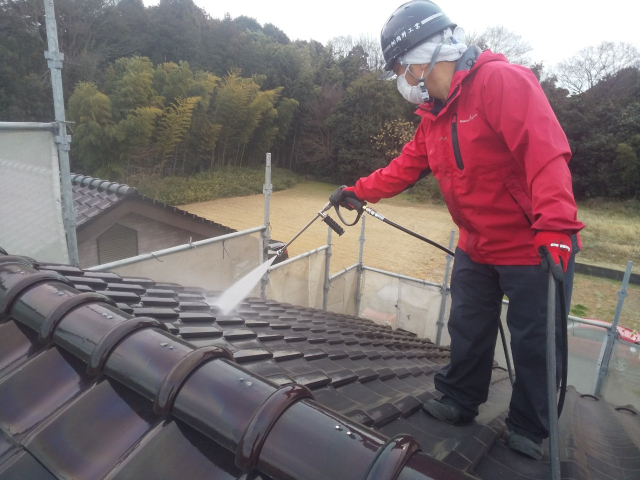 瓦屋根の洗浄作業