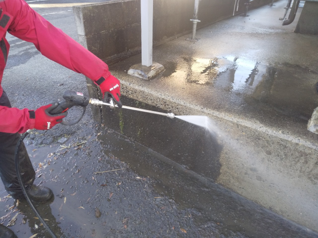 犬走り洗浄作業