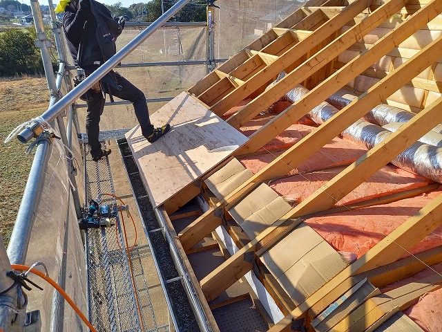 屋根下地を貼る様子