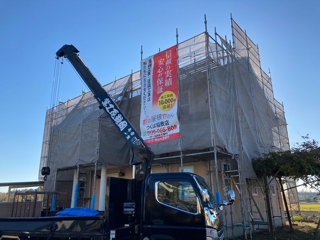 ユニックと足場の写真