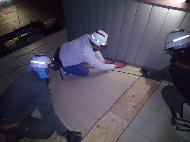 防水シート張り　外壁材に際し込む　葺き替え工事