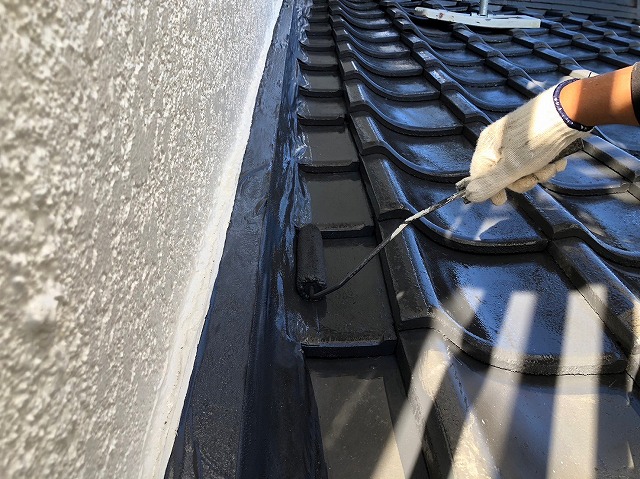 セメント瓦屋根の中塗り・上塗り塗装工事下屋根