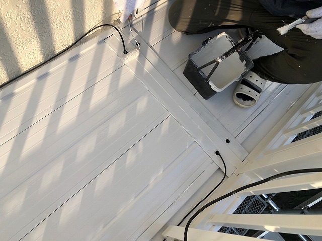 ローラーでのベランダ塗布作業