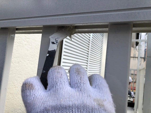 刷毛を使用したベランダの塗装