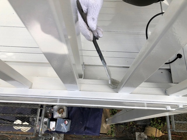 細部は刷毛で塗装していきます