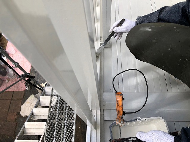 細部は塗り残しがないように刷毛で塗布していきます