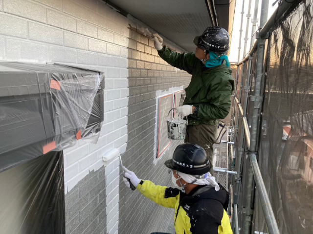 外壁リフォームで塗装　下塗り