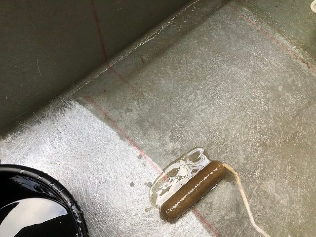 FRP防水工事でポリエステル樹脂の塗布