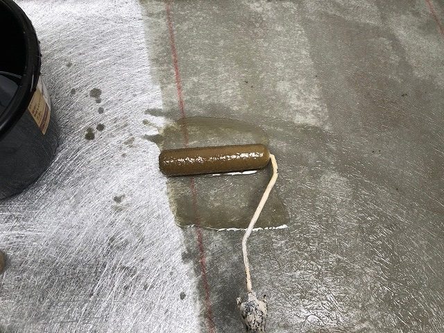 FRP防水工事ポリエステル樹脂の塗布