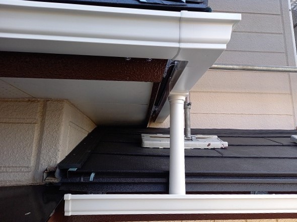 角型の白い雨樋