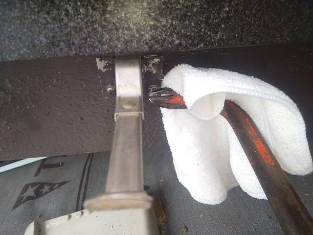 雨樋のうで金具を取ります