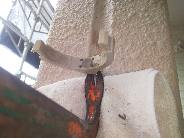 雨樋のデンデンを取ります。