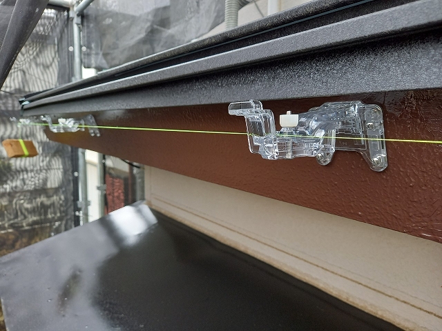 軒樋の受け金具を設置