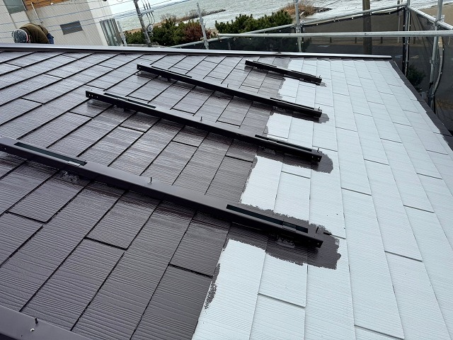 行方市　屋根塗装中塗り