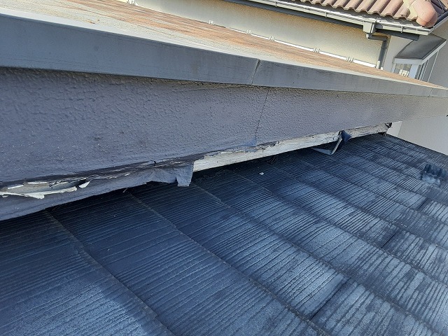 破風板の塗膜剥がれ