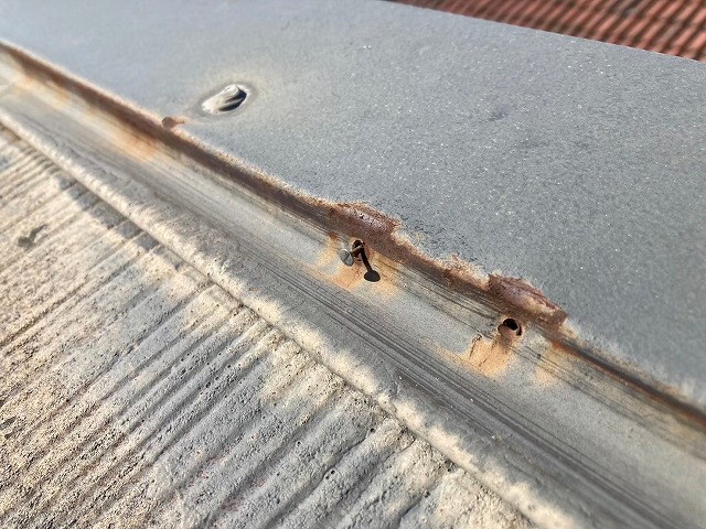 棟板金の錆と釘浮き