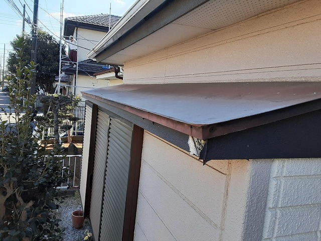 板金庇屋根の塗膜剥がれ