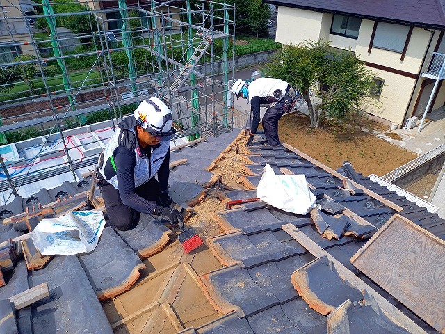 清掃を行う街の屋根やさんつくば稲敷店のスタッフ