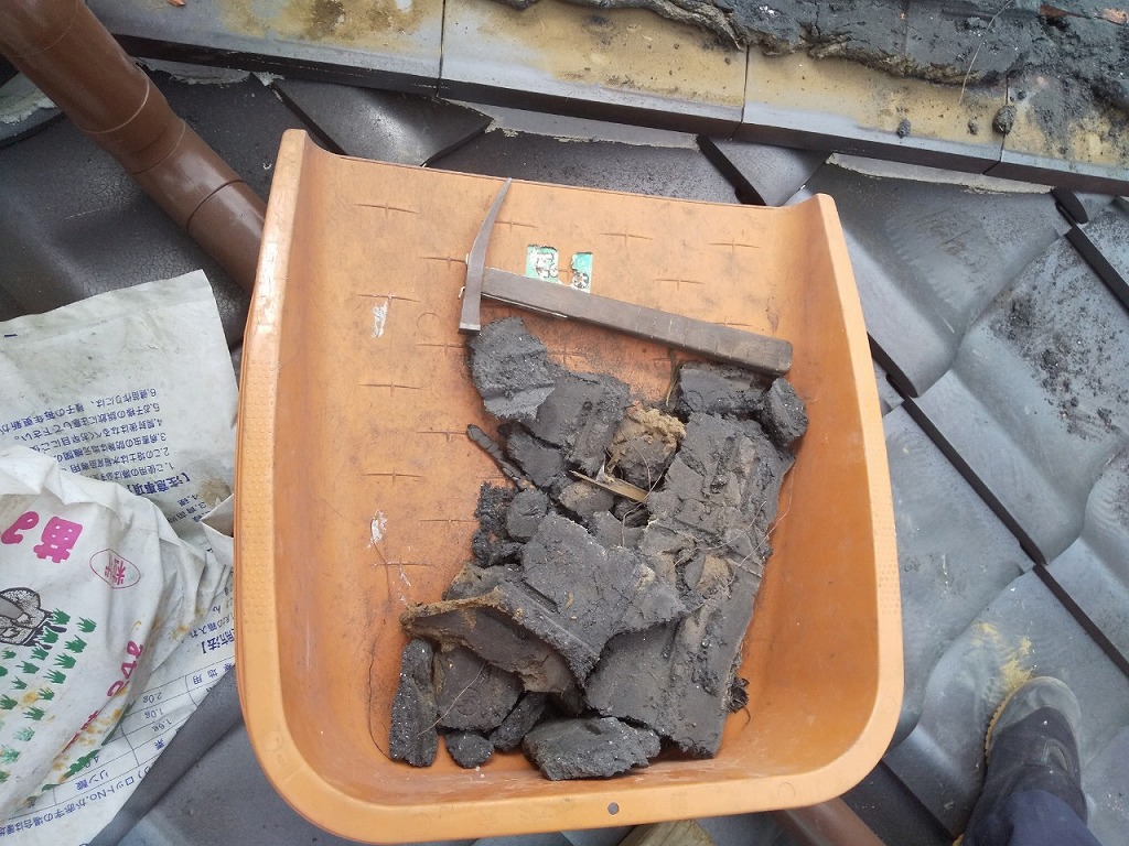 棟瓦の解体　清掃