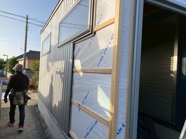 外壁材の張り込み作業