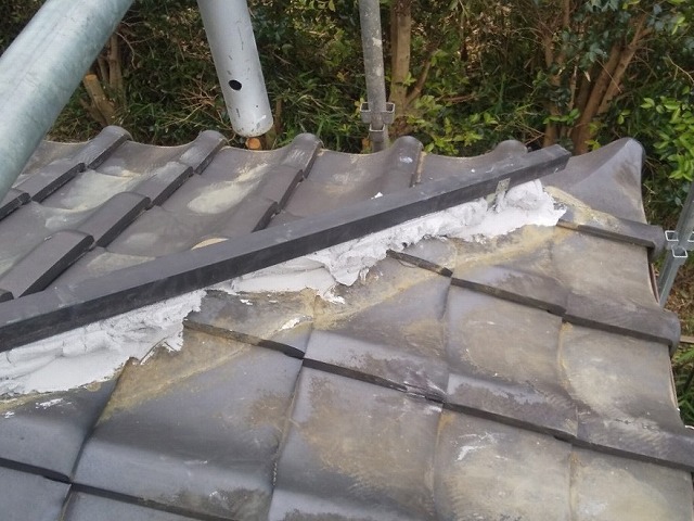 樹脂製の棟芯材を設置