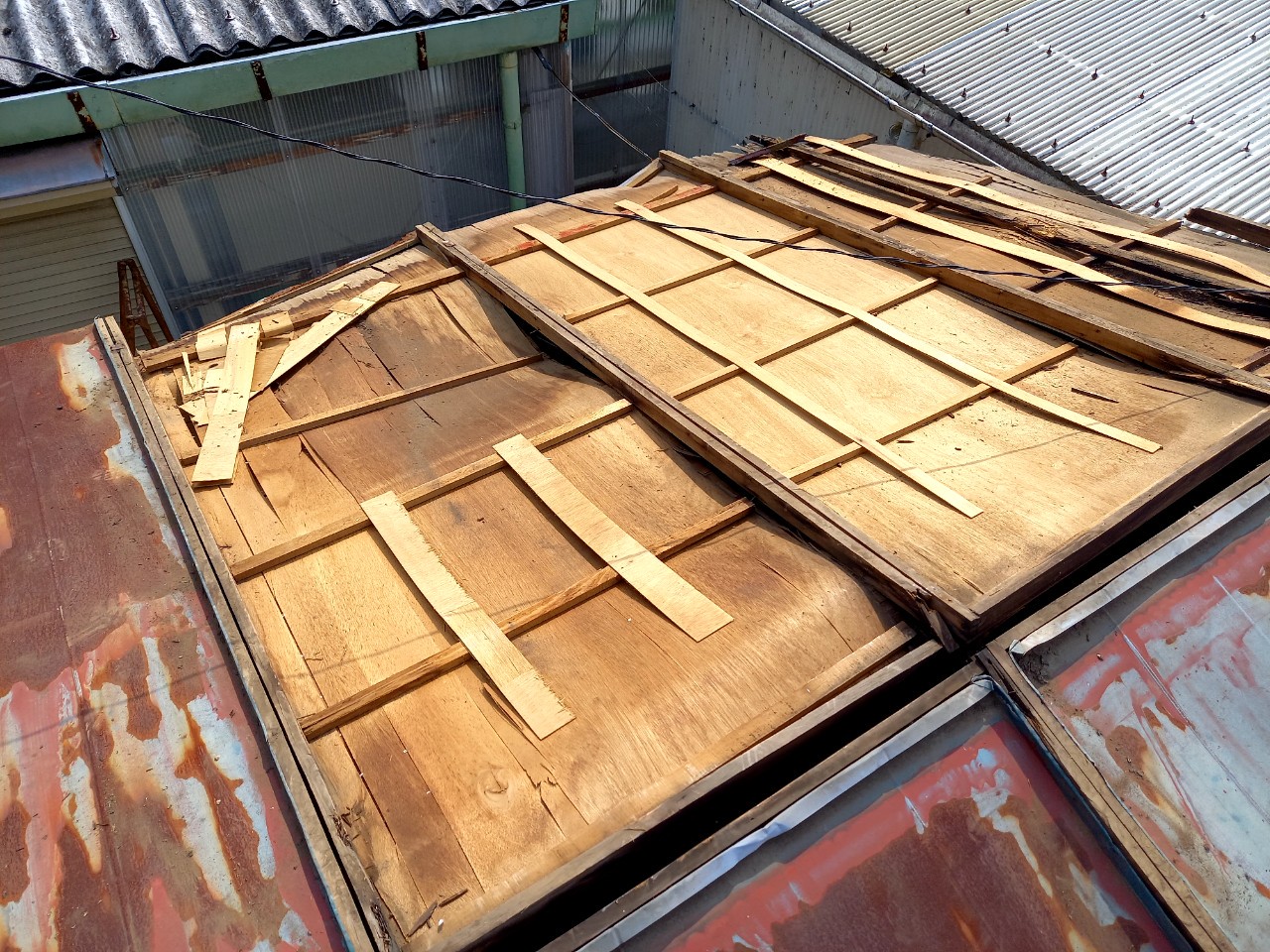 既存屋根材の撤去